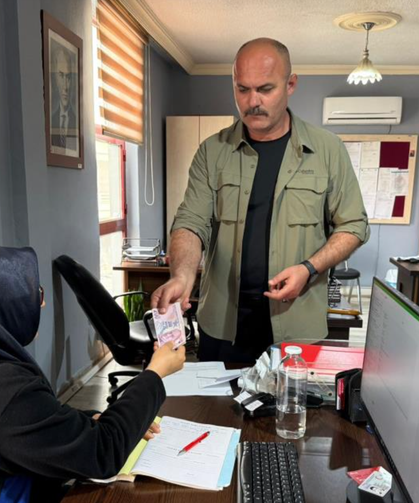 Başkan koruması bankamatikte bulduğu parayı zabıtaya teslim etti