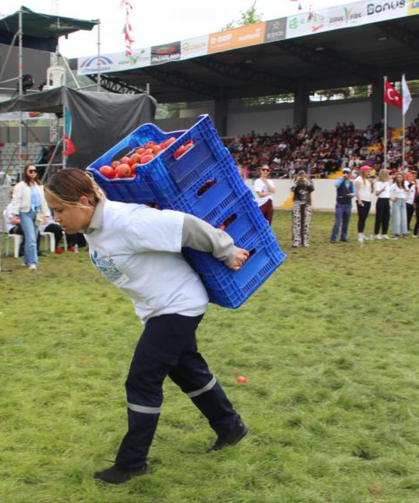 Yarım altın ödüllü yarışmada kadınlar, kilolarca domates kasasını koşa koşa taşıdı