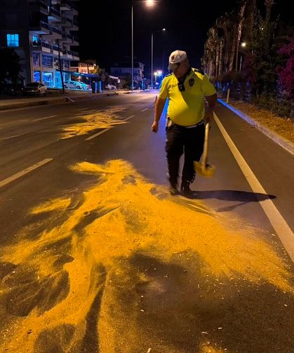 Trafik polisinden örnek davranış