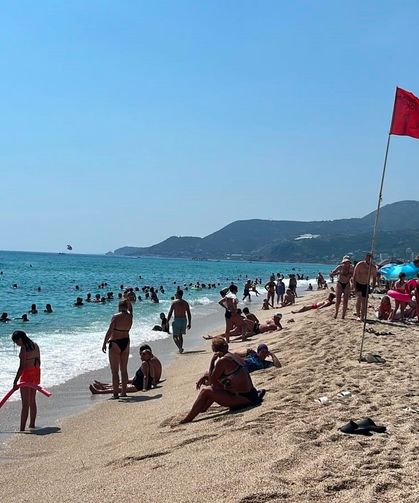 Alanya'da hava 32, deniz 26 dereceyi gördü, turistler sahillere akın etti!