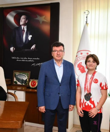 Bilek güreşinde dereceler elde eden Ayşe Büyükkaçar, ilçenin gururu oldu