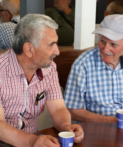 Emeklilere ücretsiz çay ve su ikramıyla kütüphane imkanı