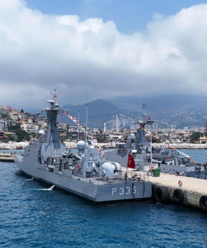 Alanya Limanı'nda savaş gemilerine yoğun ilgi