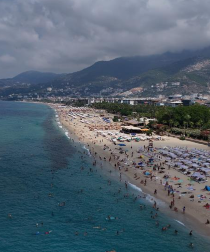 Alanya'da tatilciler deniz ve güneşin tadını çıkardı