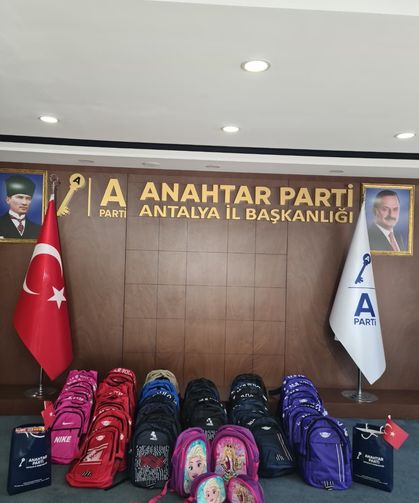 Anahtar Parti Antalya’dan ihtiyaç sahibi öğrencilere kırtasiye desteği