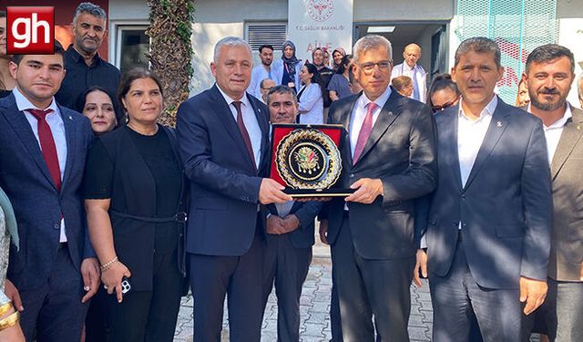 Sağlık Bakanı Memişoğlu’na Aksu’da plaket takdimi