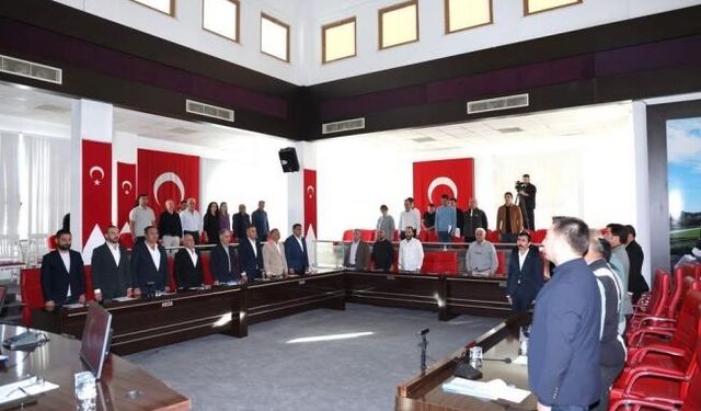 Aksu Belediye Meclisi’nde Erdoğan posteri ve Atatürk sergisi tartışması