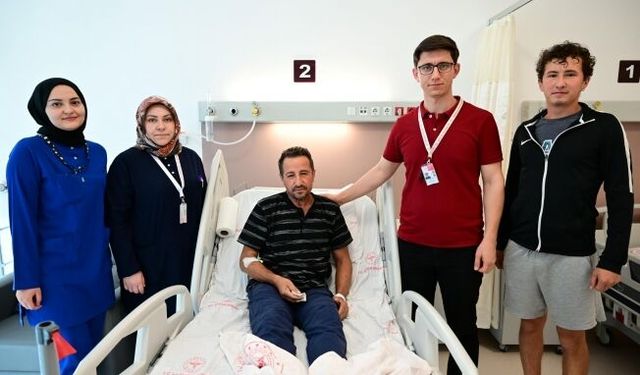 Çekiç kullanırken gözüne metal parça saplandı