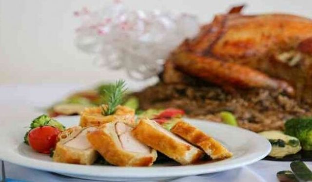 Yılbaşı akşamında yemek yerken pişman etmeyecek 10 altın kural