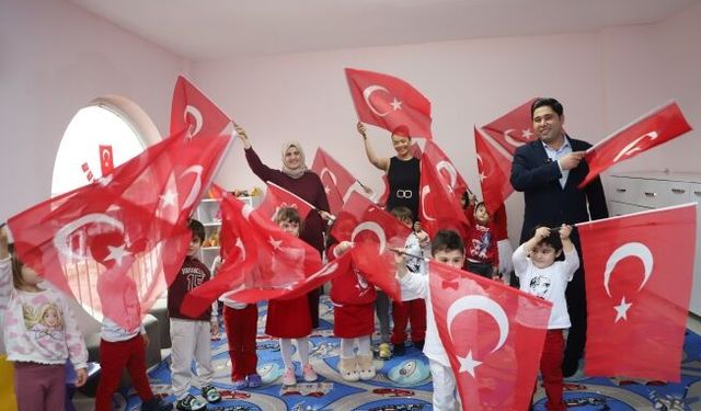 Aksu’da öğrencilere portakal suyu ve bayrak sürprizi