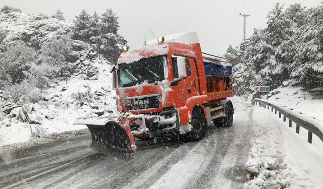 Antalya'da bin 825 rakımlı Alacabel'de kar yağışı
