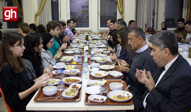 Aksu’da gönülleri ısıtan iftar: Protokol ve öğrenciler aynı sofrada buluştu