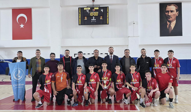 Aksu’da okullar arası futsal turnuvası tamamlandı: Gençler sporla buluştu
