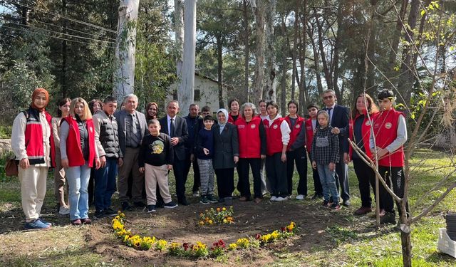 Aksu'da Tarım Lisesi öğrencilerinden özel eğitim okuluna çiçekli destek