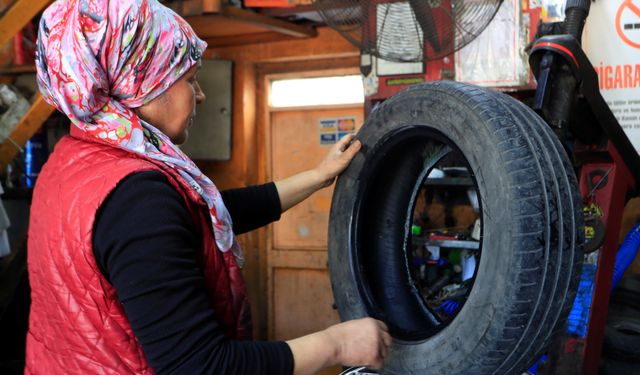 Oto lastik tamirine kadın eli değdi: Elinde krikoyu gören şoförler şaşırıyor