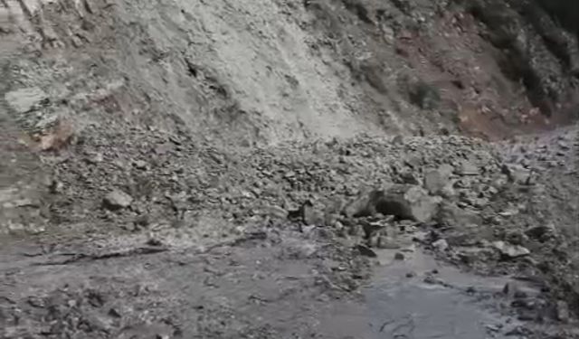 Heyelan köy yolunu ulaşıma kapattı