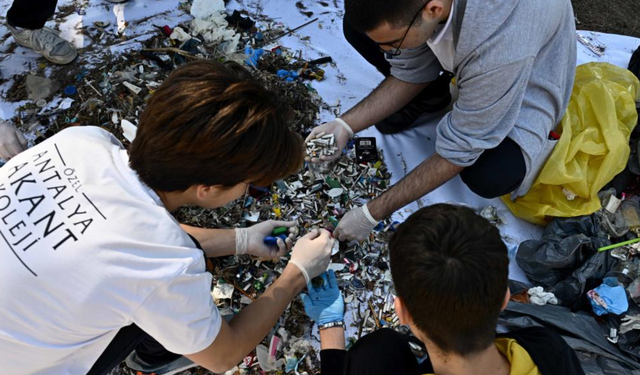 Lara Sahili'nde öğrencilerden bilimsel temizlik