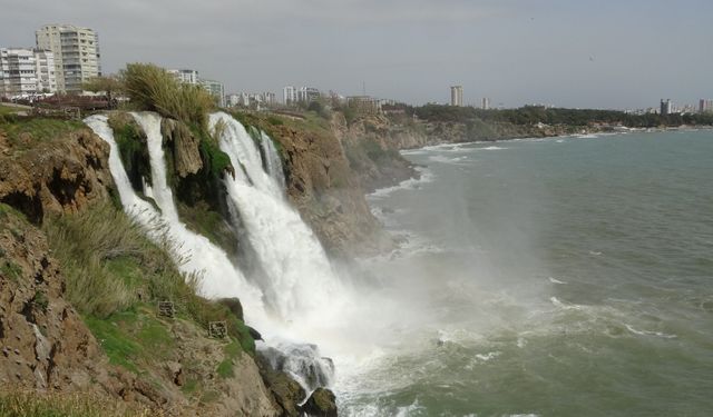 Dünyaca ünlü şelalede şaşırtan manzara!