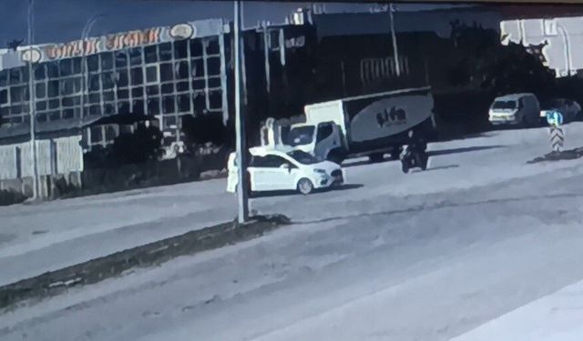 Motosiklet ile hafif ticari araç çarpıştı!