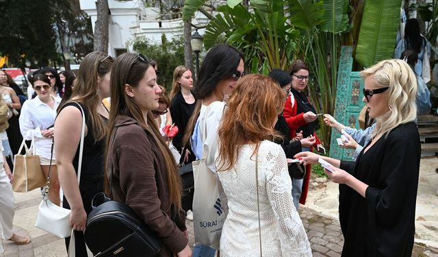 Ukrayna’dan gelen 100 seyahat acentesi yetkilisi Kemer turizmi hakkında bilgi aldı