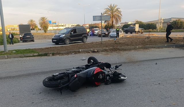 Çarpmanın etkisiyle 20 metre fırlayıp refüjdeki toprağa düşüp hayata tutundular!