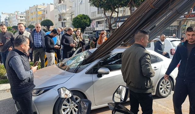 Kamyondaki demirler otomobile ok gibi saplandı!