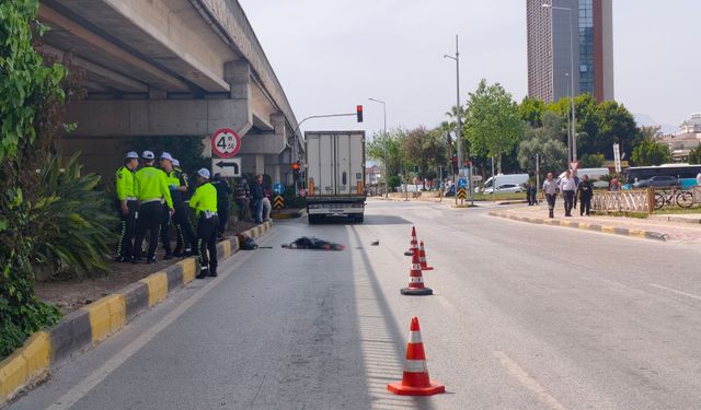 Işıkta korkunç kaza: Tırın çarptığı yaşlı kadın yaşamını yitirdi!