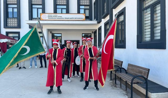 Alanya'da 5 ülkeden 97 öğrenci mehter marşlarıyla karşılandı