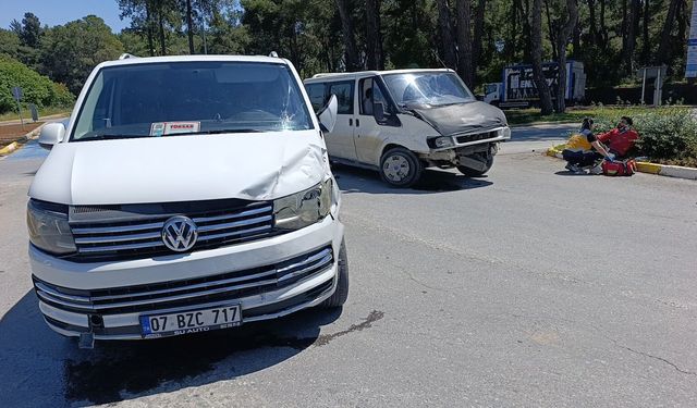 Minibüslerin çarpıştığı kazada sürücüler yaralandı