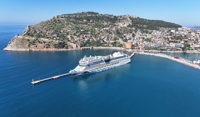 Alanya'ya lüks kruvaziyer ile 2 bin turist geldi