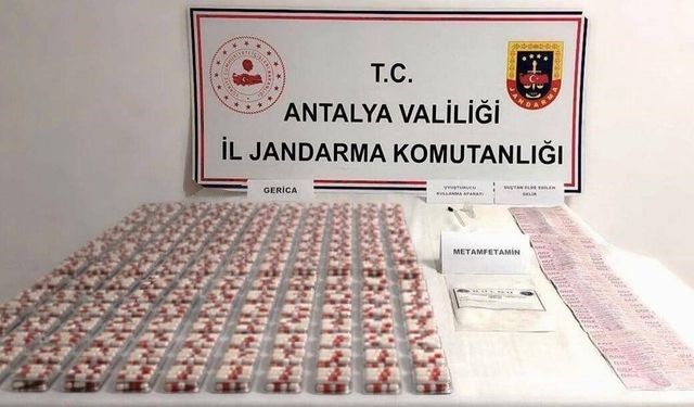 Antalya'da bir araçta yapılan aramada zehirli madde ele geçirildi!
