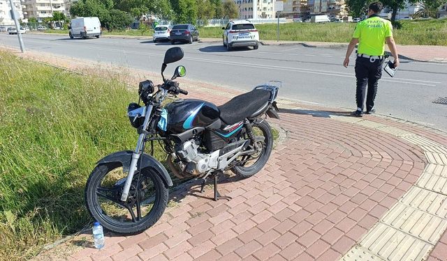 Seyir halindeyken motosikleti devrildi