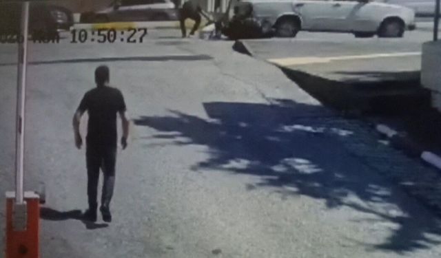 Otomobille çarpıştı, aracın altına sürüklendi