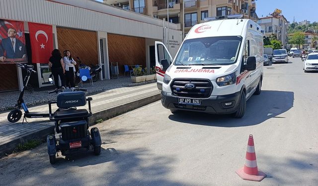 Elektrikli bisikleti ile manevra yaparken devrildi!