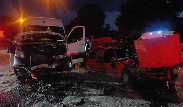 Manavgat'ta feci kaza tur minibüsü ile otomobil çarpıştı!