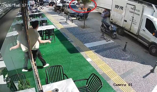 Bir anda patlayıp alev topuna dönen araçtan atlayıp canlarını zor kurtardılar!