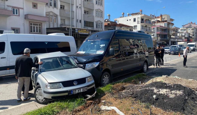 Serik'te tur minibüsü ile otomobil çarpıştı!