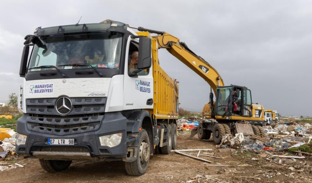 Manavgat Belediyesinden nehir ağzında temizlik çalışması