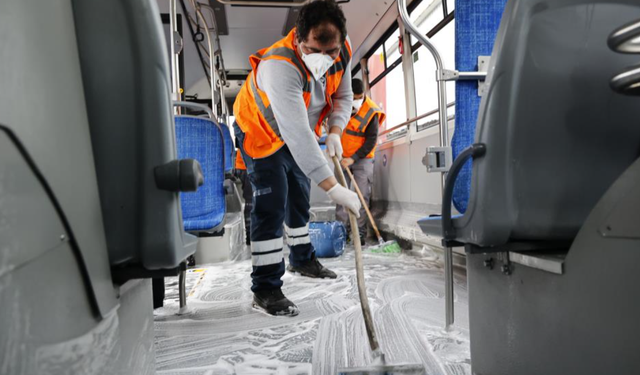 Toplu ulaşım araçları temizlenerek sefere hazırlanıyor