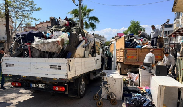 Belediye boşaltıyor, ev sahibi dolduruyor: 4 kamyon çöp daha çıktı!