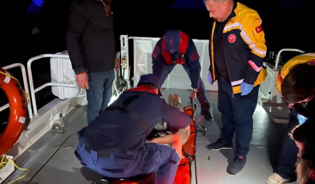 Demre Kaleköy'de rahatsızlanan kişi, sahil güvenlik botuyla tahliye edildi