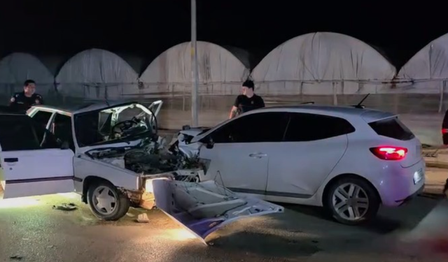 Antalya’da iki otomobil kafa kafaya çarpıştı: Feci kaza kamerada!