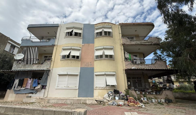 Daire içerisinde ve bahçede biriktirilen çöpler vatandaşı isyan ettirdi!