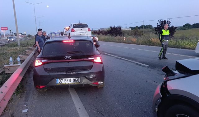 Manavgat'ta 3 araçlı zincirleme kaza!
