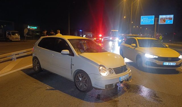Seyir halindeki otomobil bariyerlere çarptı!