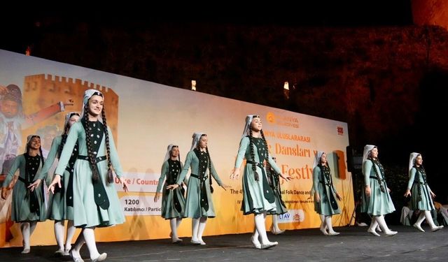 Alanya’da kültürleri buluşturan dans ve müzik şöleni başladı