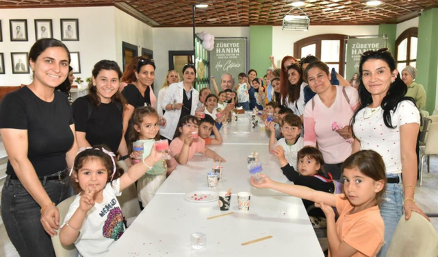 Kepez'de anne ve çocuklar renkli mum atölyesine katıldı