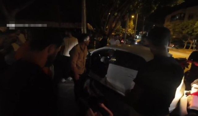 Antalya’da otomobiller kavşakta çarpıştı!