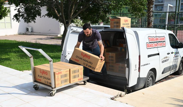Öğrencilerin yeni sezonda kırtasiye malzemeleri Kemer Belediyesi'nden