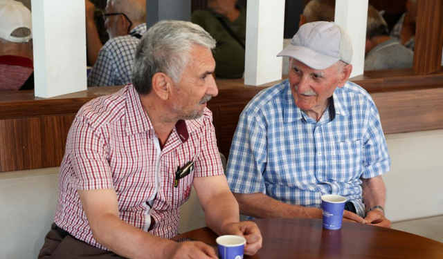 Emeklilere ücretsiz çay ve su ikramıyla kütüphane imkanı